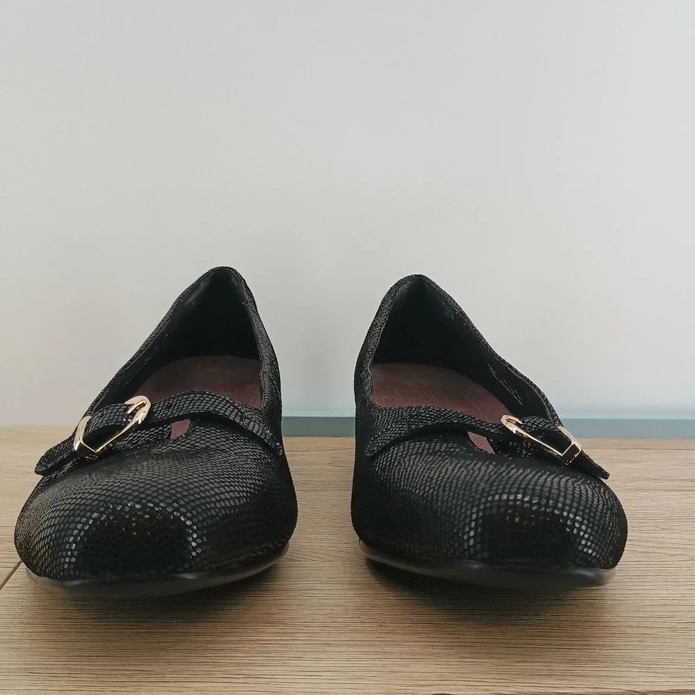 Clarks Women's 9 Black Leather Reptile Pumps Low Block Heel Work Casual Shoes